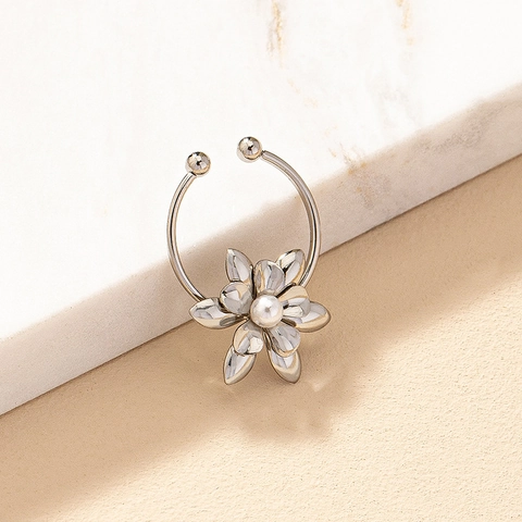 Anillo De Septum De Aleación De Moda Forma Flor Falso Anillo De Nariz No Perforado Con Perla Artificial De Imitación Joyería Hip Hop
