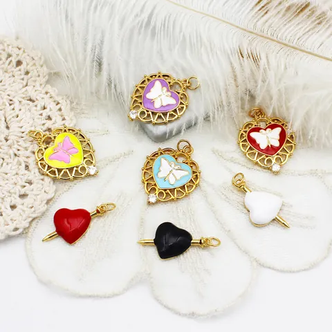 Colgante Corazón Mariposa de Cobre Bañado en Oro 18K Esmalte Strass Flecha a Través del Corazón DIY Accesorios Joyería