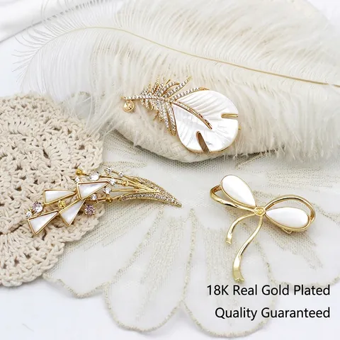 Elegant 18K Gold Plated Copper Brooch With Natural Shell And Rhinestone Feather Bowknot Bouquet Design For Women Suit Coat