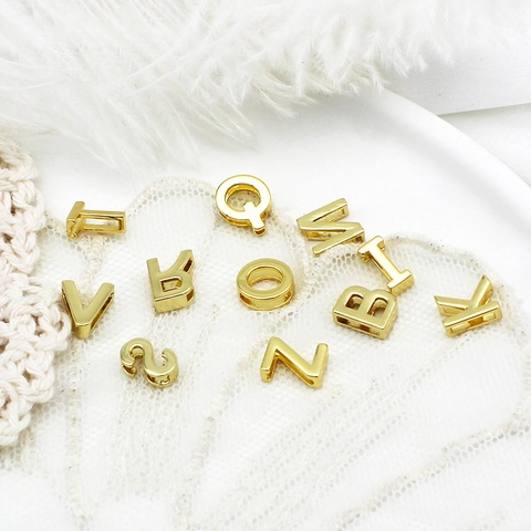 Perles Alphabet en Cuivre Plaqué Or Réel 18K Lettres A-Z 3D Pendentif Accessoires de Fabrication de Bijoux DIY Collier Bracelet