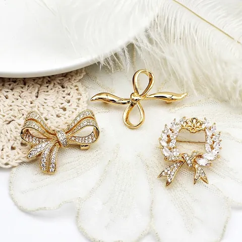 Elegant 18K Gold Plated Copper Bowknot Brooch For Women Sparkling Rhinestone Inlaid Ribbon Wreath Brooches For Coat Suit Jewelry Gift