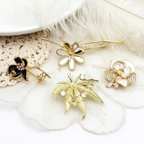 Elegant Copper Flower Brooch For Women 18K Gold Plated Camellia Maple Leaf Enamel Rhinestone Brooches Clothes Accessories