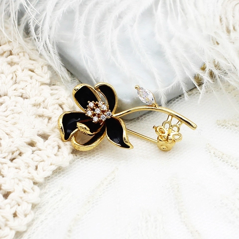Elegant Copper Flower Brooch For Women 18K Gold Plated Camellia Maple Leaf Enamel Rhinestone Brooches Clothes Accessories