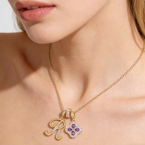 18K Vergoldete Kupfer Halskette Mit Doppelanhänger Lila Zirkonia Blume Pave Buchstabe Boxkette Damen Schmuck Geschenk