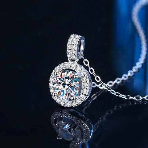 Collar con Colgante Redondo Halo de Cobre y Circonia para Mujer Estilo de Corte Ocho Corazones y Flechas Joyería de Moda Tono Plateado