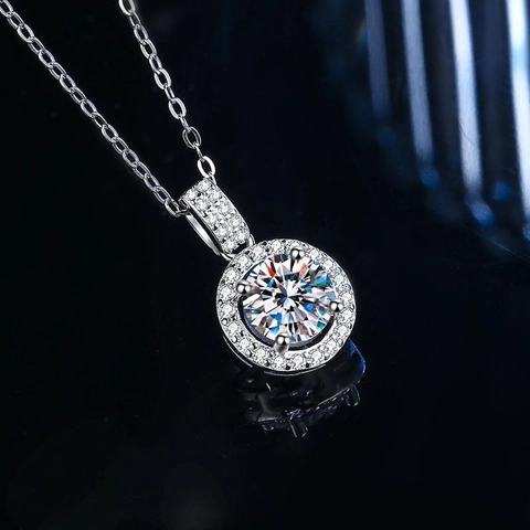 Collar con Colgante Redondo Halo de Cobre y Circonia para Mujer Estilo de Corte Ocho Corazones y Flechas Joyería de Moda Tono Plateado