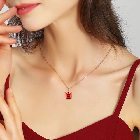 Luxury Stainless Steel Rectangular Rhinestone Pendant Necklace For Women 18K Gold Plated Inlaid Clavicle Chain Jewelry Gift