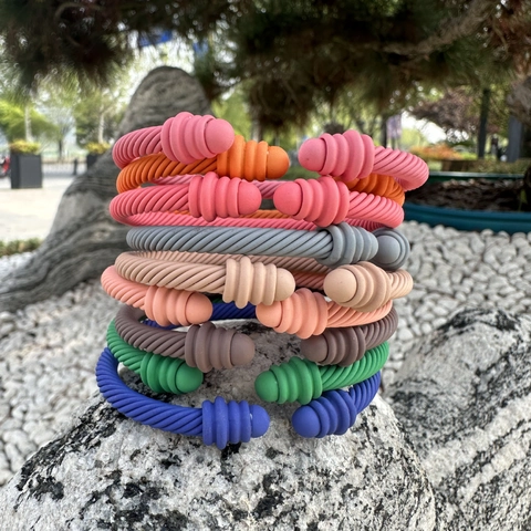 Matte Farbe Kabeldraht Offener Armreif Für Damen Gedrehtes Seil Design Minimalistischer Verstellbarer Modeschmuck Armband