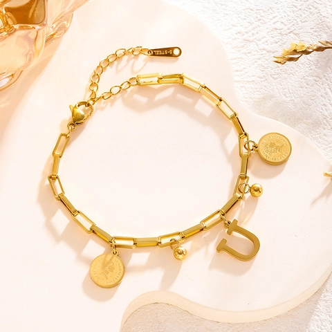 Bracelet Chaîne Trombone en Acier Inoxydable pour Femme Avec Pendentif Pièce Plaqué Or 18K Charms Lettres Capitales Initiales Bijoux Rétro