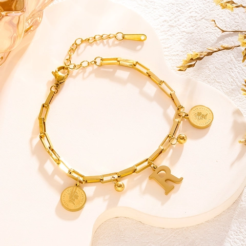 Bracelet Chaîne Trombone en Acier Inoxydable pour Femme Avec Pendentif Pièce Plaqué Or 18K Charms Lettres Capitales Initiales Bijoux Rétro
