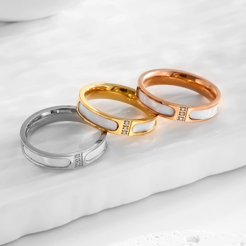 Bague Minimaliste en Acier au Titane Avec Incrustation de Coquille de Perle Artificielle Blanche Trois Strass Électroplaqué Or Rose Bague pour Femme Bijoux de Mode