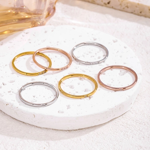 Anillo Fino de Acero Inoxidable Minimalista con Zirconia para Mujer Joyería Elegante de Acero de Titanio Oro Plata Oro Rosa