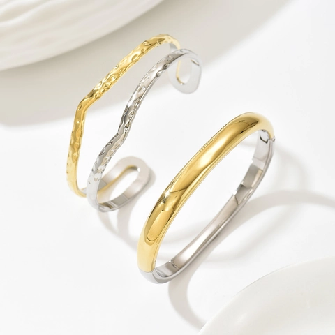 Brazalete Abierto Bicolor de Acero Inoxidable Minimalista para Mujer Chapado en Oro Plata Irregular Martillado Geométrico Elegante