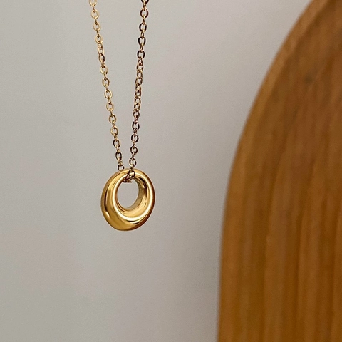 Collana con Ciondolo ad Anello Tondo in Acciaio al Titanio Minimalista Placcato Oro per Donna Catena a Clavicola Geometrica a Cerchio Irregolare