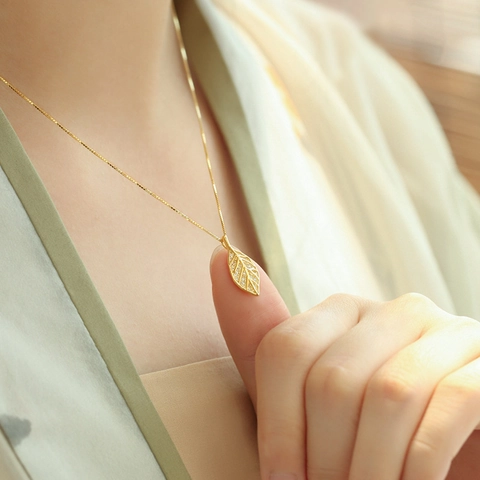 Elegant Gold Leaf Pendant Necklace Women Rhinestone Titanium Steel Copper Box O Lip Chain Trendy Clavicle Chain Jewelry
