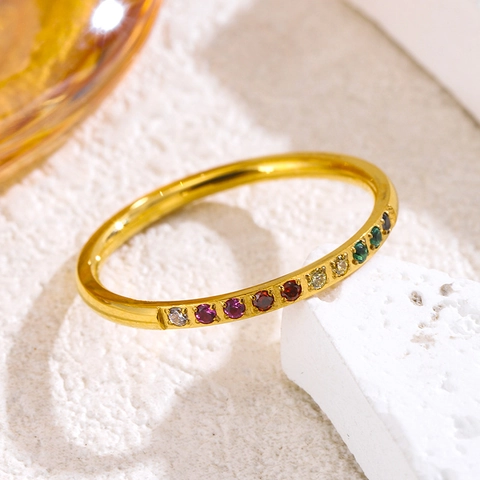Bague en Acier Inoxydable pour Femme avec Strass Colorés Plaqué Or Étoile Gravée Bague Anneau Empilable Bijoux de Mode Élégants