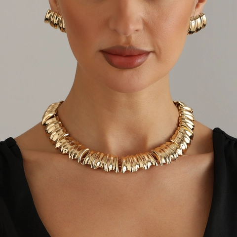 Western Fashion Gold Chunky Crumpled Metal Necklace And Earrings Statement Wave Texture Alloy Jewelry For Women Party Accessory