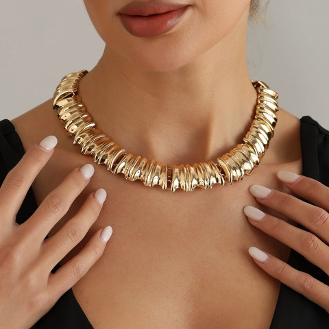 Western Fashion Gold Chunky Crumpled Metal Necklace And Earrings Statement Wave Texture Alloy Jewelry For Women Party Accessory