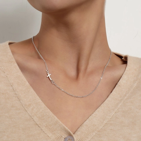 Collier Pendentif Croix Latérale en Alliage Minimaliste pour Femme Élégant Délicat Réglable Collier de Chaîne de Clavicule Bijoux Cadeau