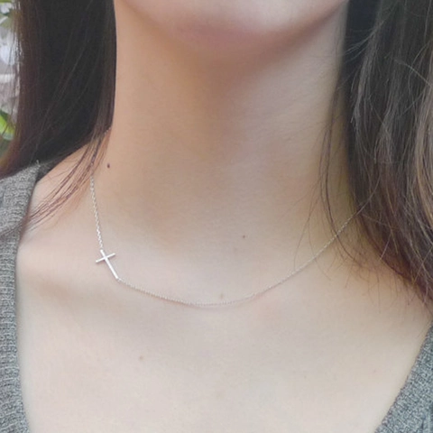 Collier Pendentif Croix Latérale en Alliage Minimaliste pour Femme Élégant Délicat Réglable Collier de Chaîne de Clavicule Bijoux Cadeau
