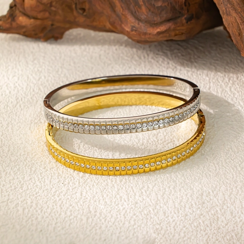 Bracelet Jonc en Acier Titane avec Strass pour Femme Plaqué Or 18K Luxe Géométrique Motif Matelassé Bracelet à Fermoir Bijoux de Mode