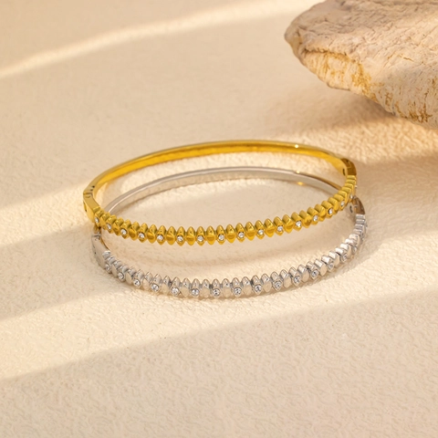 Jonc en Acier Inoxydable avec Zirconia pour Femmes Plaqué Or 18K Cœur Géométrique Fleur Bracelet Jonc Bijoux de Mode Cadeau