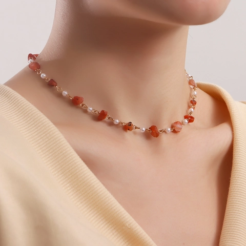 Collier Ras du Cou Bohème en Pierre Colorée Irrégulière et Perle Artificielle pour Femme Collier Ajustable en Alliage Doré