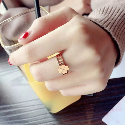 Bague Cœur Trèfle à Quatre Feuilles en Acier Titane Minimaliste pour Femmes Plaqué Or Bijou de Doigt Cadeau Mode