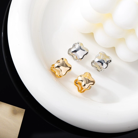 Orecchini a Cerchio Minimalisti in Metallo con Quadrifoglio 3D per Donna Orecchini a Bottone Piccoli in Rame Placcato Oro Argento