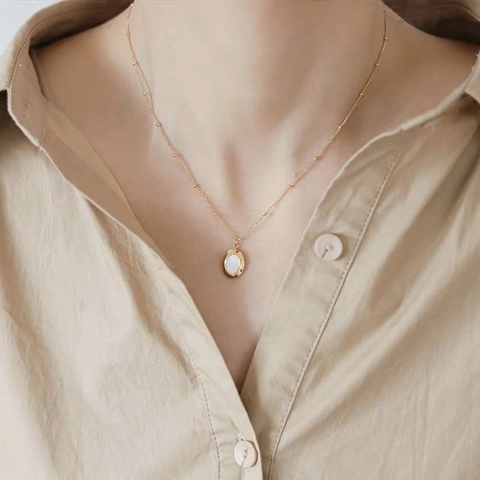 Vintage Palace Style Titanium Steel Mother Of Pearl Oval Pendant Necklace Gold Plated Satellite Bead Chain For Women