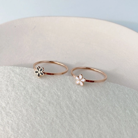 Minimalist Titanium Steel Daisy Flower Ring Rose Gold Black White Rhinestone Small Floral Finger Ring For Women Jewelry Gift