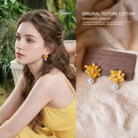 Orecchini A Nappa Con Fiori Petali In Resina E Goccia Di Perla Artificial Sintetica Gancio In Lega Dorata Stile Dolce Da Donna