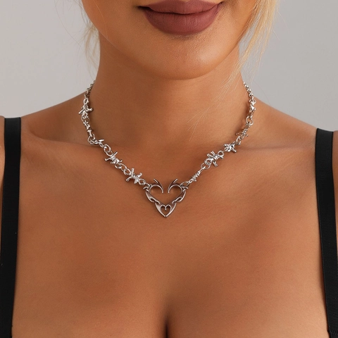 Y2K Gothic Thorn Heart Pendant Necklace For Women Alloy Tribal Totem Barbed Wire Style Clavicle Chain Retro Punk Jewelry