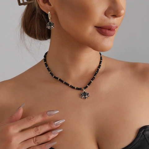 Collier Pendentif Fleur en Strass en Alliage Gothique pour Femme Collier Chaîne Clavicule Élégant Perle Artificielle Boucles d'Oreilles Bijoux