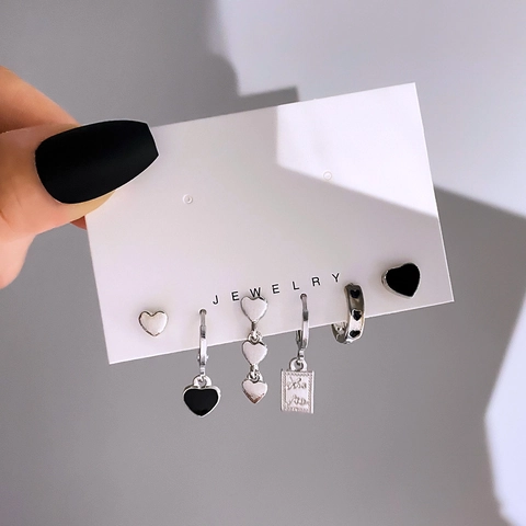 Collezione Orecchini in Lega per Donna Motivi a Cuore Ciliegia Orso Argento Nero Contrasto Gioielli Minimalisti Cool