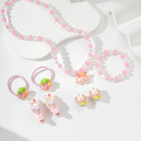 Kinder Cartoon Harz Perlen Schmuckset Hase Bär Erdbeere Anhänger Halskette Armband Haarspangen Haargummis Zubehör Mädchen Geschenk