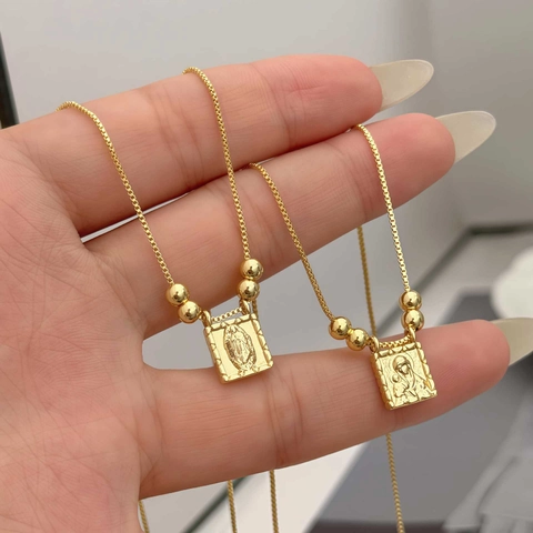 Collana con Ciondolo Quadrato della Vergine Maria in Rame Placcato Oro 18K Catena con Rilievo Religioso e Perline