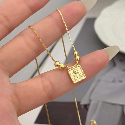 Collana con Ciondolo Quadrato della Vergine Maria in Rame Placcato Oro 18K Catena con Rilievo Religioso e Perline