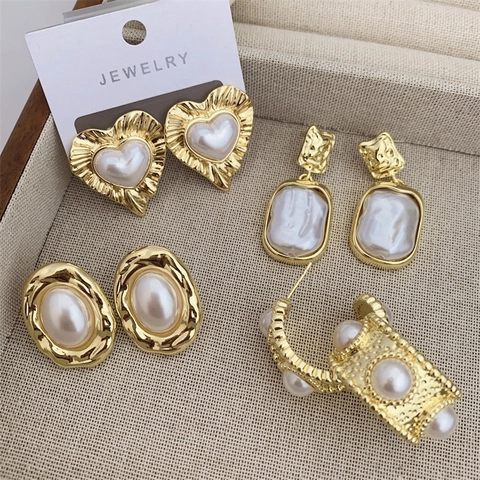 Orecchini a Bottone a Cuore con Perle Artificiali Placcati in Oro 18K Rame Retro Francese Texture Martellata Gioielli Quotidiani Donna