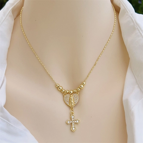 Collier Pendentif Croix et Médaille Religieuse Cœur en Cuivre Plaqué Or 18K pour Femme Bijoux Catholiques Incrustés de Zircone