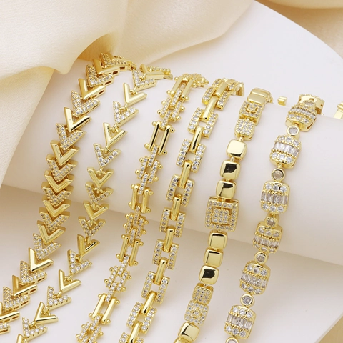 Bracciale in Rame Placcato Oro 18K da Donna Geometrico Quadrato Maglie a V Micro Zirconia Intarsiata Gioielli di Lusso Regalo