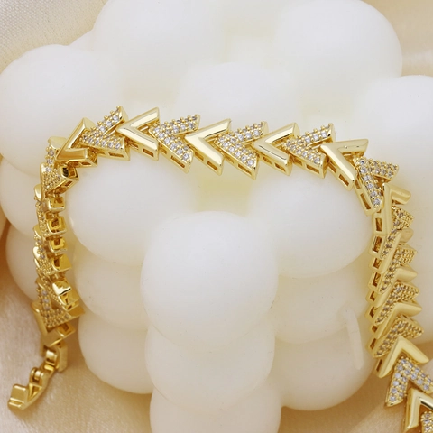 Bracciale in Rame Placcato Oro 18K da Donna Geometrico Quadrato Maglie a V Micro Zirconia Intarsiata Gioielli di Lusso Regalo