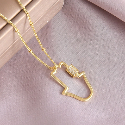 Collier Pendentif Main de Fatma en Cuivre Plaqué Or Minimaliste Avec Boucle à Vis en Zirconium pour Femme