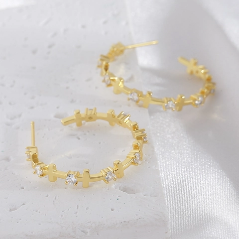 Boucles d'Oreilles Créoles en Cuivre Plaqué Or Avec Croix et Papillon Tige en Argent Sterling 925 Bijoux Forme C Pour Femme