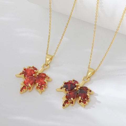 Collier Pendentif Feuille d'Érable en Cuivre Vintage pour Femmes Zirconia Rouge Plaqué Or 18k Bijoux d'Automne Cadeau