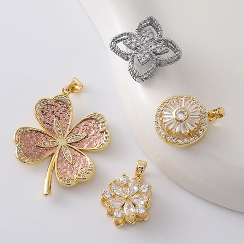 18K Vergoldeter Kupfer Kleeblatt Blume Zirkonia Nur Anhänger Für Damen DIY Schmuckherstellung Halskette Armband Zubehör