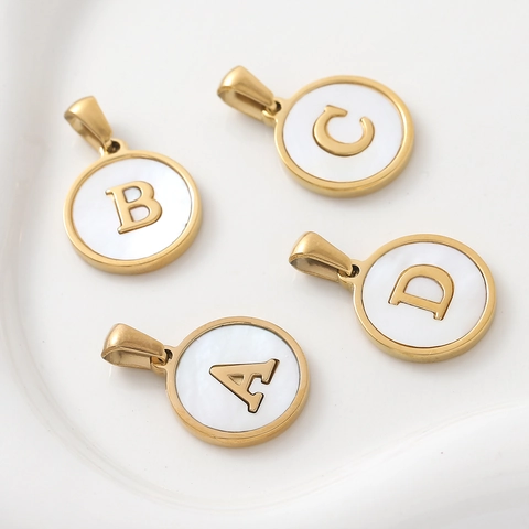 Pendentif Lettre Alphabet en Acier Inoxydable Rond avec Incrustation de Coquille Électroplaqué Or pour Bijouterie DIY