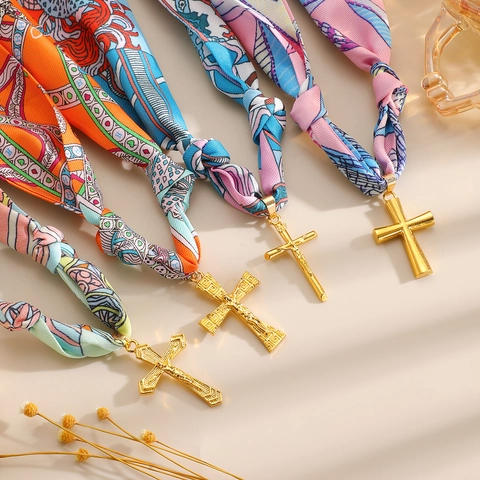 Bohemian Holiday Τσόκερ Μαντήλι από Σατέν Με Τύπωμα Βίντατζ Χρυσό Κράμα Ψευδαργύρου Σταυρός Μενταγιόν Κόσμημα για Γυναίκες