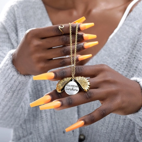 Collier Médaillon Tournesol en Alliage Vintage You Are My Sunshine Gravé Pendentif Fleur Ouvert Chaîne de Clavicule Bijoux de Mode Cadeau Femme