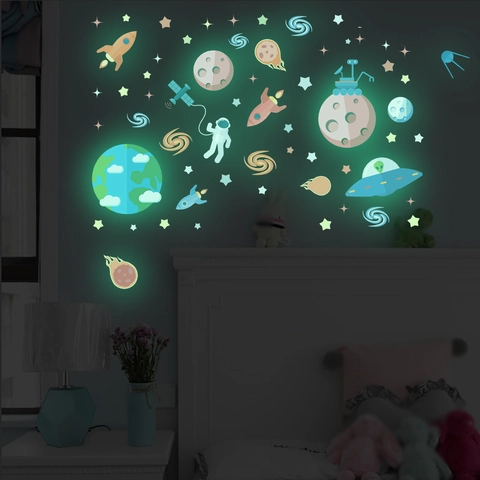 Adesivi Murali Spaziali Fluorescenti Astronauta Razzo Pianeti Stelle Luminosi Decalcomanie in PVC Per Cameretta Bambini DIY